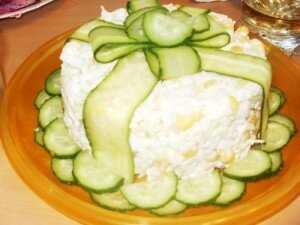 Салат с крабовыми палочками, кукурузой, яйцами и сыром