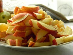 Простой рецепт шарлотки с яблоками с фото 1