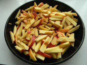Простой рецепт шарлотки с яблоками с фото 8